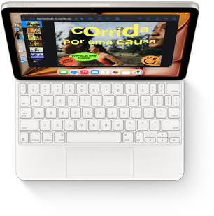 Imagem de cima do iPad Air com um Magic Keyboard branco.