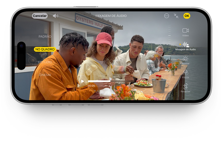 O recurso Mixagem de Áudio é demonstrado em um iPhone 16 branco