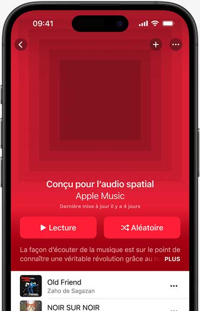 Écran d’iPhone affichant la couverture de la liste de lecture Conçu pour l’audio spatial dans l’app Apple Music