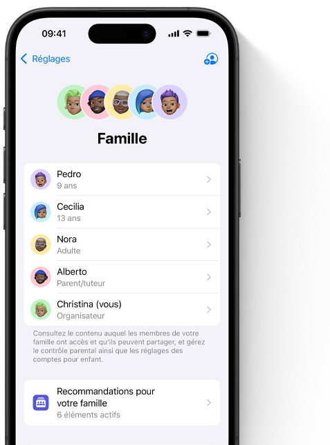 Écran d’iPhone affichant la page Famille dans Réglages, des Memoji des membres de la famille, dans leur pastille colorée respective, sont alignés dans le haut de l’écran; en dessous, les mêmes Memoji sont disposés dans une liste montrant les membres du groupe de partage familial