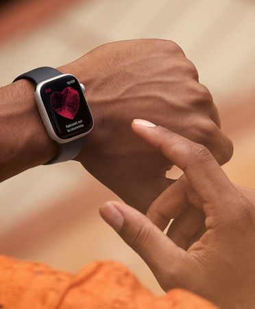 Apple Watch Series 9, 45 millimètres, vue de côté, écran affichant ECG et une invitation à commencer