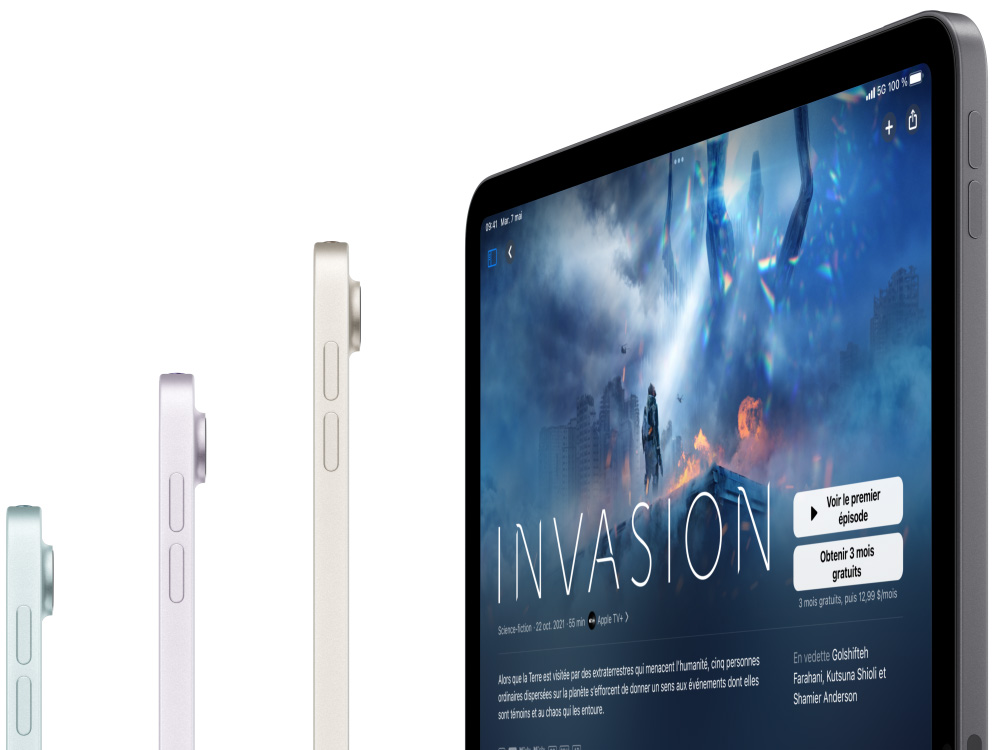 Vue latérale de trois modèles d’iPad Air, un quatrième iPad Air affiche Apple TV Plus