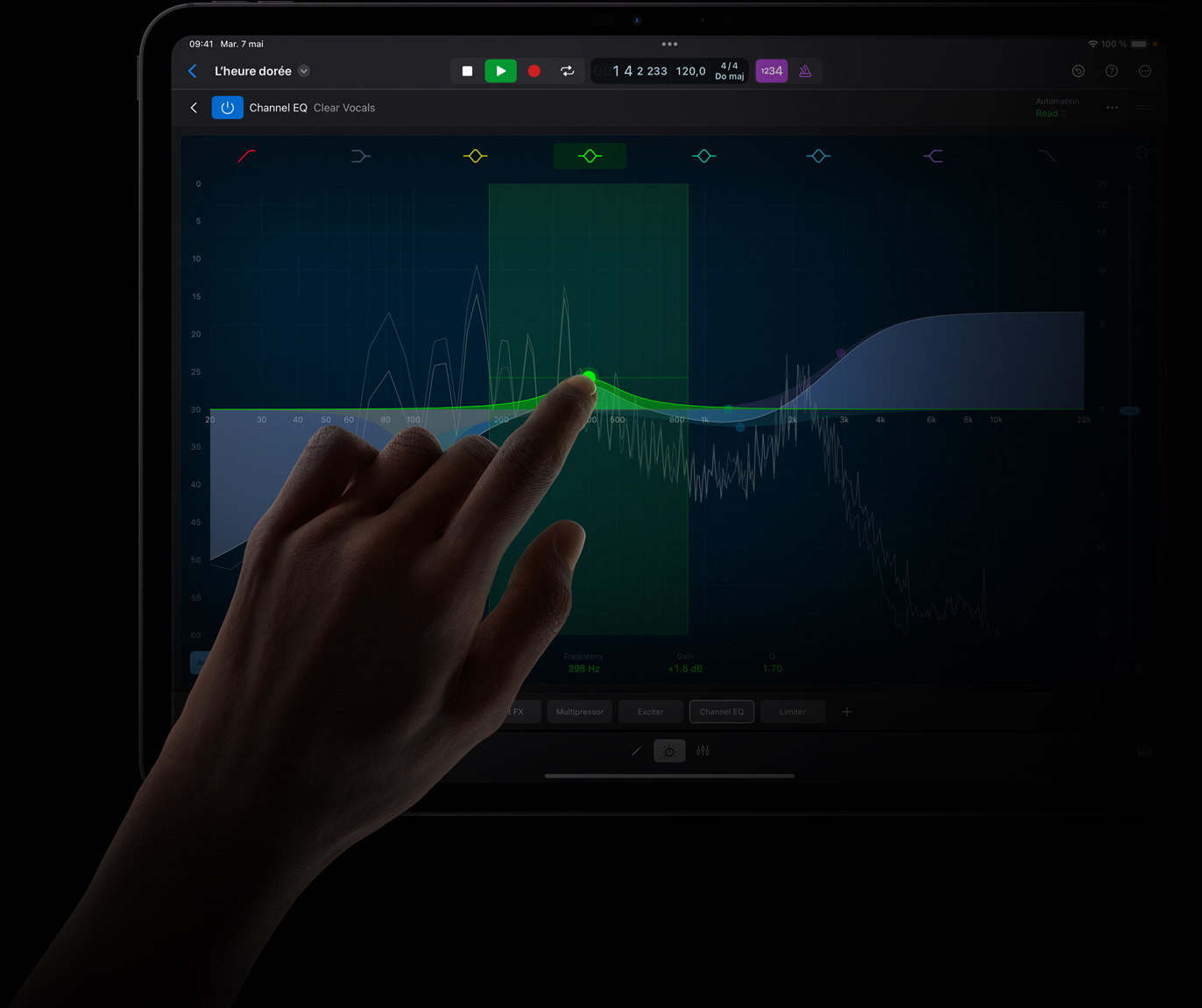 Une main touche l’écran d’un iPad Pro pour modifier une onde sonore dans Logic Pro pour iPad.