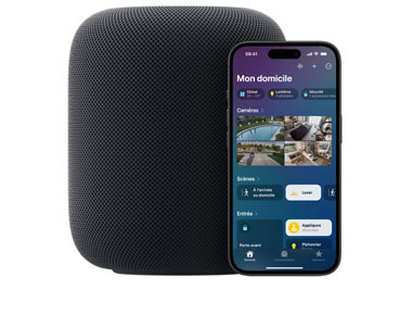 Un HomePod minuit placé à côté d’un iPhone montrant la vue Mon domicile de l’app Domicile.