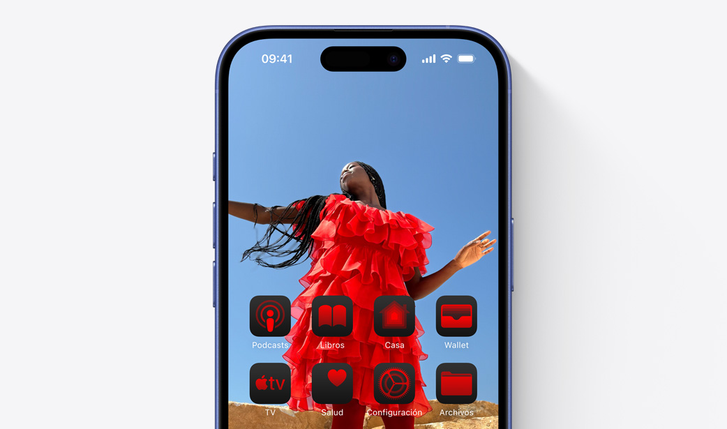 Pantalla de un iPhone 16 con la foto de una chica vestida de rojo y los widgets en un tono similar.