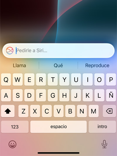 Un campo de texto en la parte superior del teclado de un iPhone dice: Pedirle a Siri