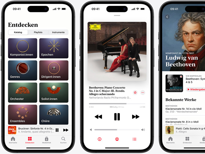 Das iPhone auf der linken Seite zeigt den Apple Music Classical Tab „Entdecken“ mit dem ausgewählten Katalog Tab mit den Kategorien Komponist:innen, Epochen, Genres, Dirigent:innen, Orchester, Solist:innen, Ensembles und Chöre. Das iPhone in der Mitte zeigt Beethovens Klavierkonzert Nr. 1 in C-Dur, Op. 15: III. Rondo. Allegro scherzando in Dolby Atmos. Das iPhone auf der rechten Seite zeigt die Seite „Komponist:innen“ von Ludwig van Beethoven.