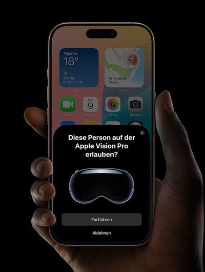 Eine Hand, die ein iPhone hält. Auf dem Bildschirm des iPhone wird ein Fenster mit der Meldung „Diese Person auf der Apple Vision Pro erlauben?“ und den Tasten „Weiter“ und „Ablehnen“ angezeigt.