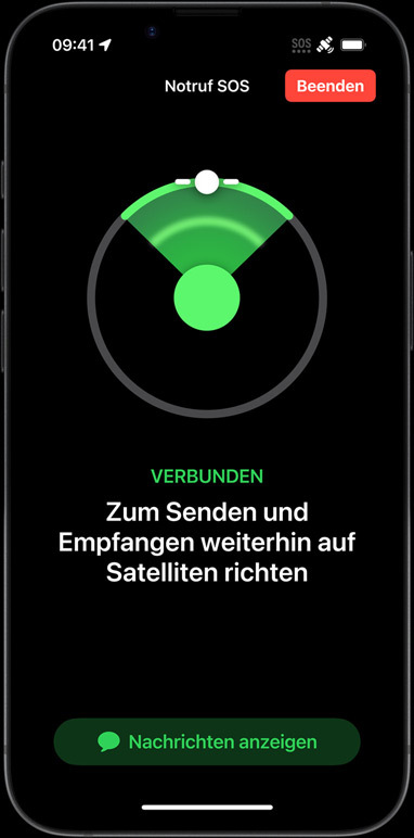 Ein iPhone 16e, das Features für Konnektivität zeigt, wie Nachrichten über Satellit, Wo ist?, Pannendienst und Notruf SOS.