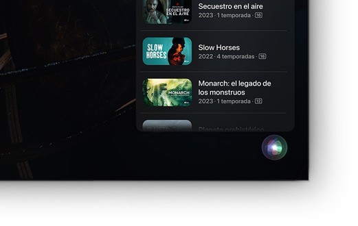 Un televisor de pantalla plana que muestra una lista de series y películas de Apple TV+