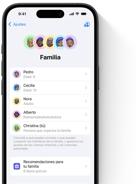 Pantalla del iPhone que muestra la página Familia en Ajustes; varios Memoji de miembros de la familia, cada uno en un círculo de distinto color, dispuestos en la parte superior; los mismos Memoji aparecen en una lista debajo que muestra a todos los participantes del grupo de En Familia.