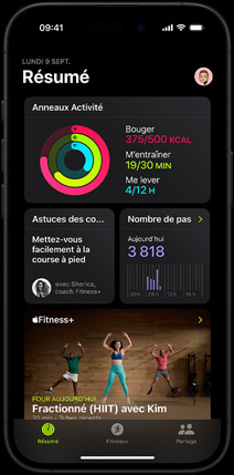 Écran d’iPhone affichant l’onglet Résumé de l’app Forme comportant les sections Anneaux Activité, Astuces des coachs, Nombre de pas et des séances d’exercice Fitness+ recommandées