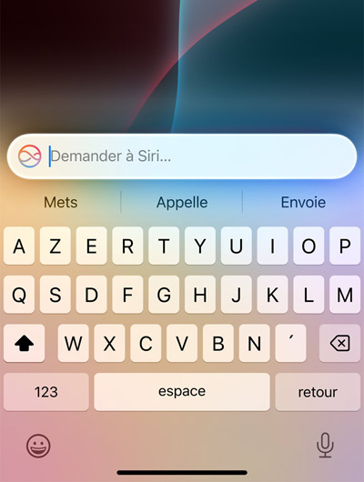 Un champ de texte au-dessus du clavier de l’iPhone indique « Demander à Siri »