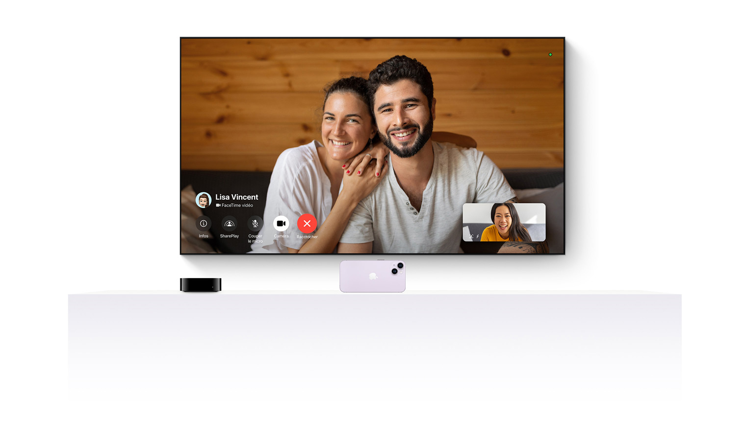 Une Apple TV 4K et un iPhone fonctionnant ensemble pour afficher FaceTime sur un téléviseur à écran plat