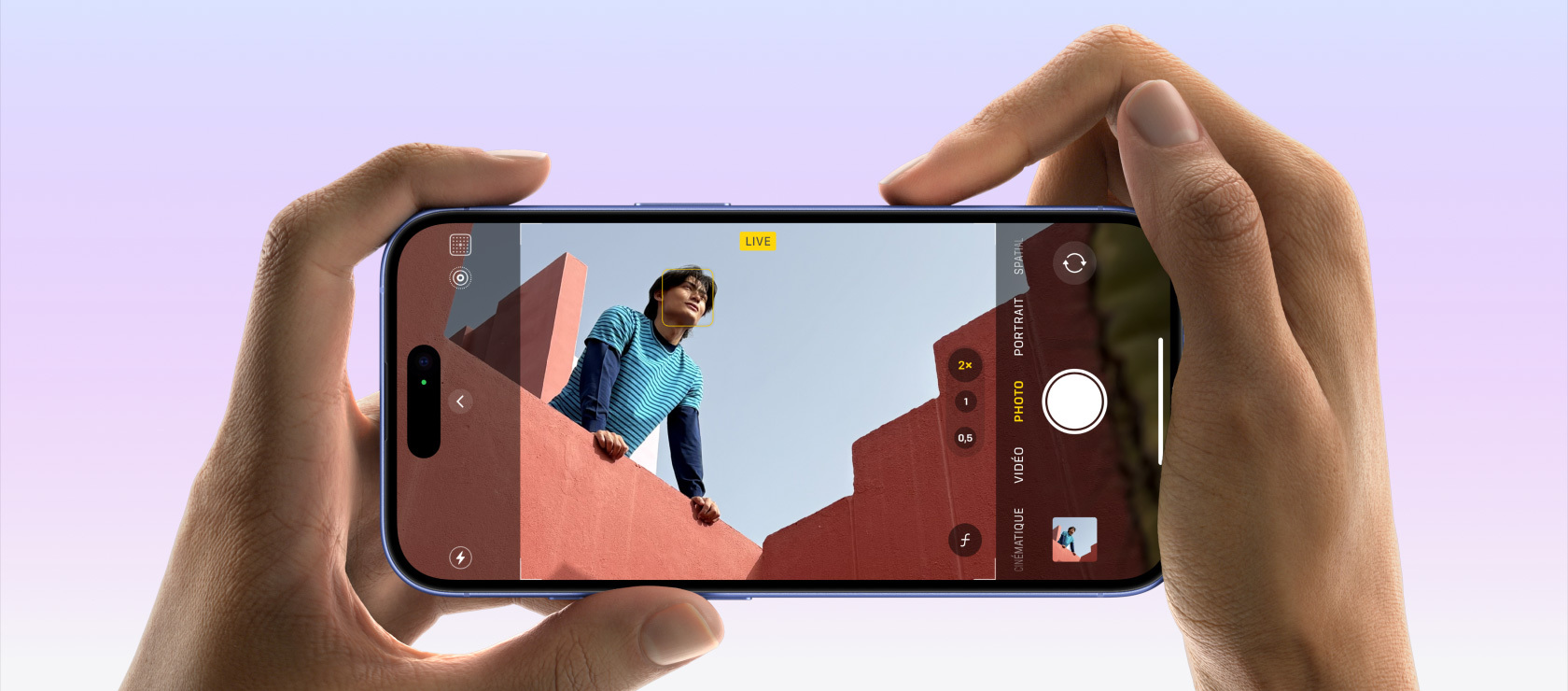 Commande de l’appareil photo sur un iPhone 16, glissement d’un doigt de la main droite pour effectuer des réglages