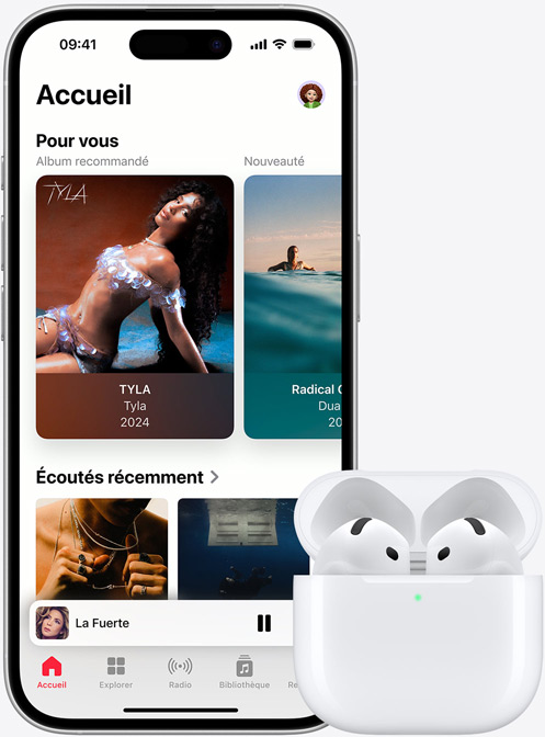 iPhone 16 avec de la musique en cours de lecture, à côté d’AirPods