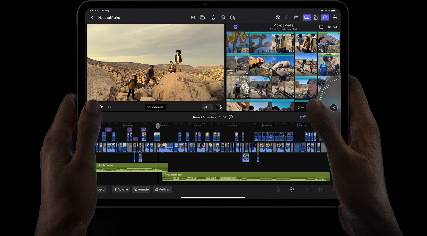 雙手拿著 iPad Pro,在 iPad 版 Final Cut Pro 上轉動 Jog Wheel 查看影片片段。