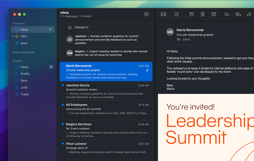 展示 Apple Intelligence 在郵件 app 的優先訊息功能，具時限性的電郵會整合至同一資料夾，並提供所需行動的撮要，當中一封未讀郵件請求今日審閱設計檔案。