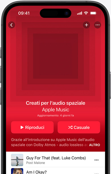 Il display di un iPhone con la copertina della playlist Creati per l’audio spaziale nell’app Apple Music