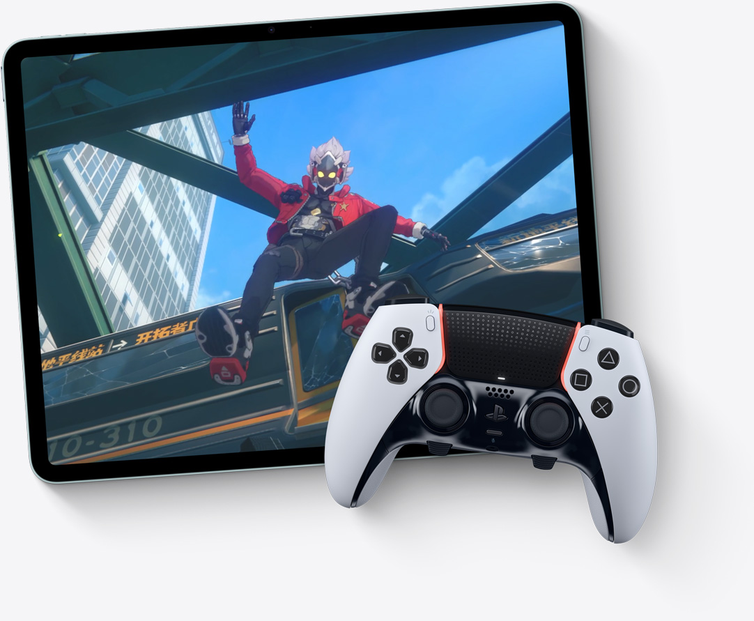 横向きのiPad AirとPlayStationのコントローラ。ユーザーはFaceTime通話をしながらビデオゲームをプレイしている