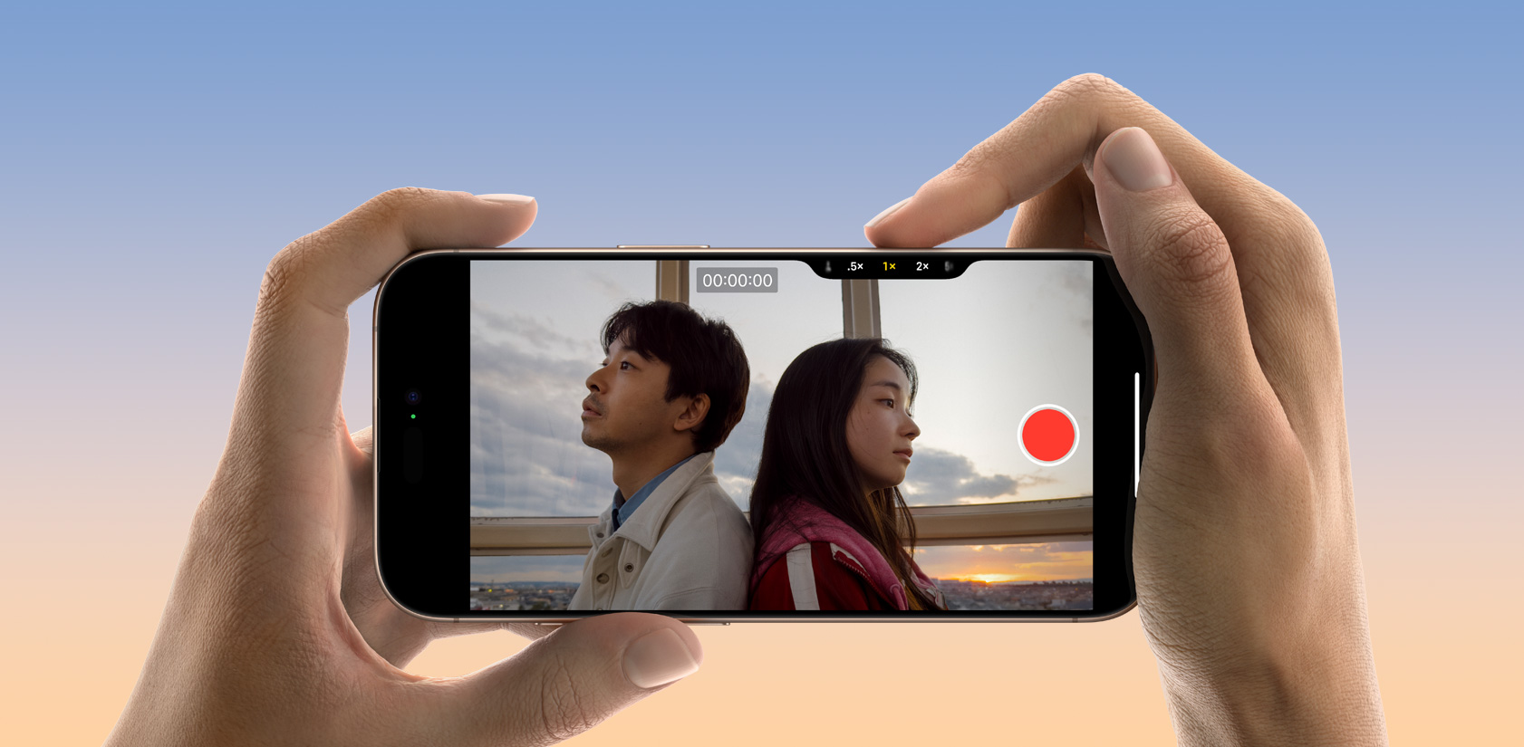 是枝裕和監督作品「ラストシーン」の登場人物を写しているiPhone 16 Proの画像。カメラコントロールのボタンでズームを調整している
