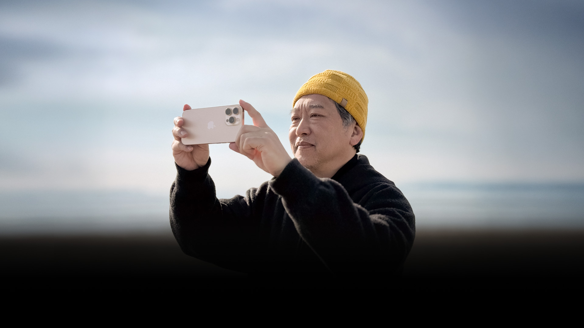 iPhone 16 Proで撮影している是枝裕和監督の画像