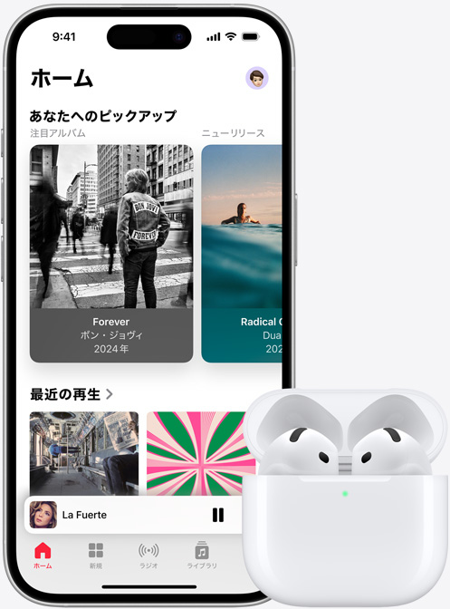 Apple Musicで曲を再生中のiPhone 16の画像。隣にAirPodsが置かれている