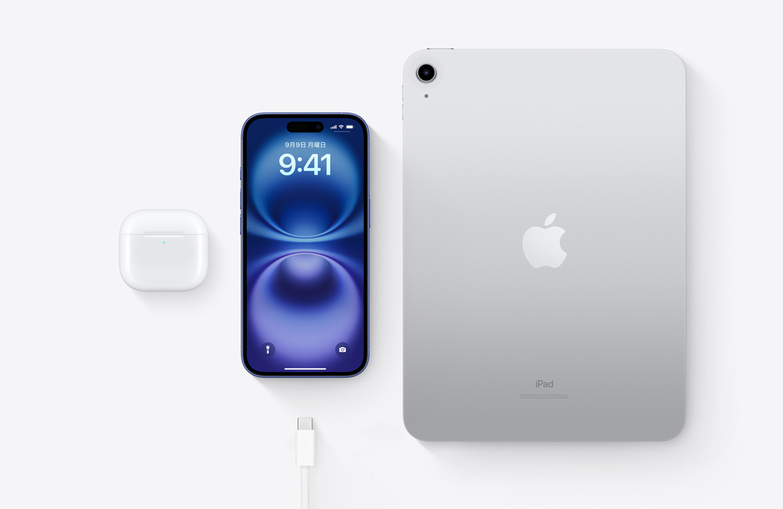 AirPods Pro、iPhone 16、iPadとUSB-Cコネクタを上から見た図。3つすべてのデバイスを同じUSB-Cケーブルで充電できることを示している