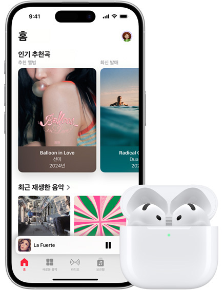 iPhone과 AirPods의 연속성 기능을 보여주는 모습