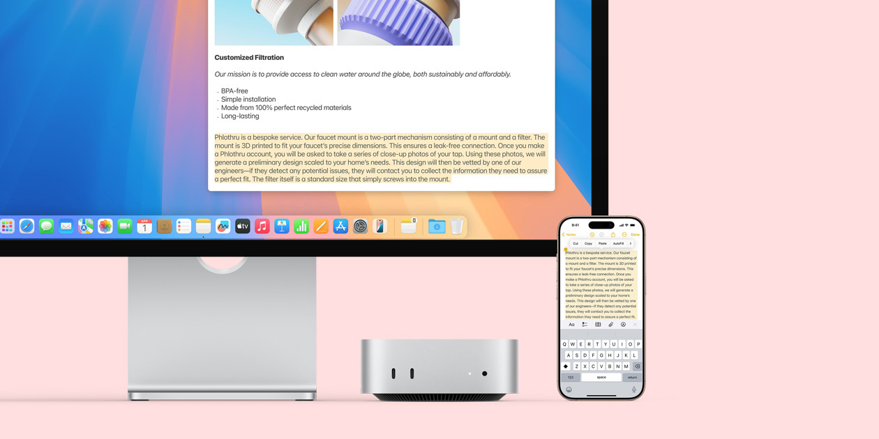 Mac 모니터, 실버 색상 Mac mini, iPhone이 나란히 놓여 있는 모습. 모니터 디스플레이와 iPhone 화면을 통해 하나의 Apple 기기에서 다른 기기로 복사해 붙여넣을 수 있는 공통 클립보드 기능을 보여줍니다.