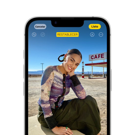 La herramienta Borrador de Apple Intelligence destaca un elemento del fondo de una foto en un iPhone 16e.
