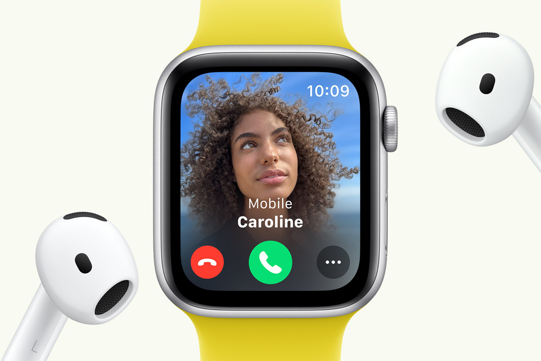 Apple Watch SE affichant un appel entrant, à côté d’une paire d’AirPods