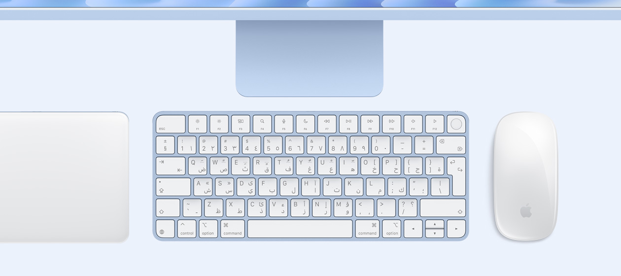 لقطة علوية لجهاز iMac مع لوحة تعقب ماجيك ولوحة مفاتيح وماوس