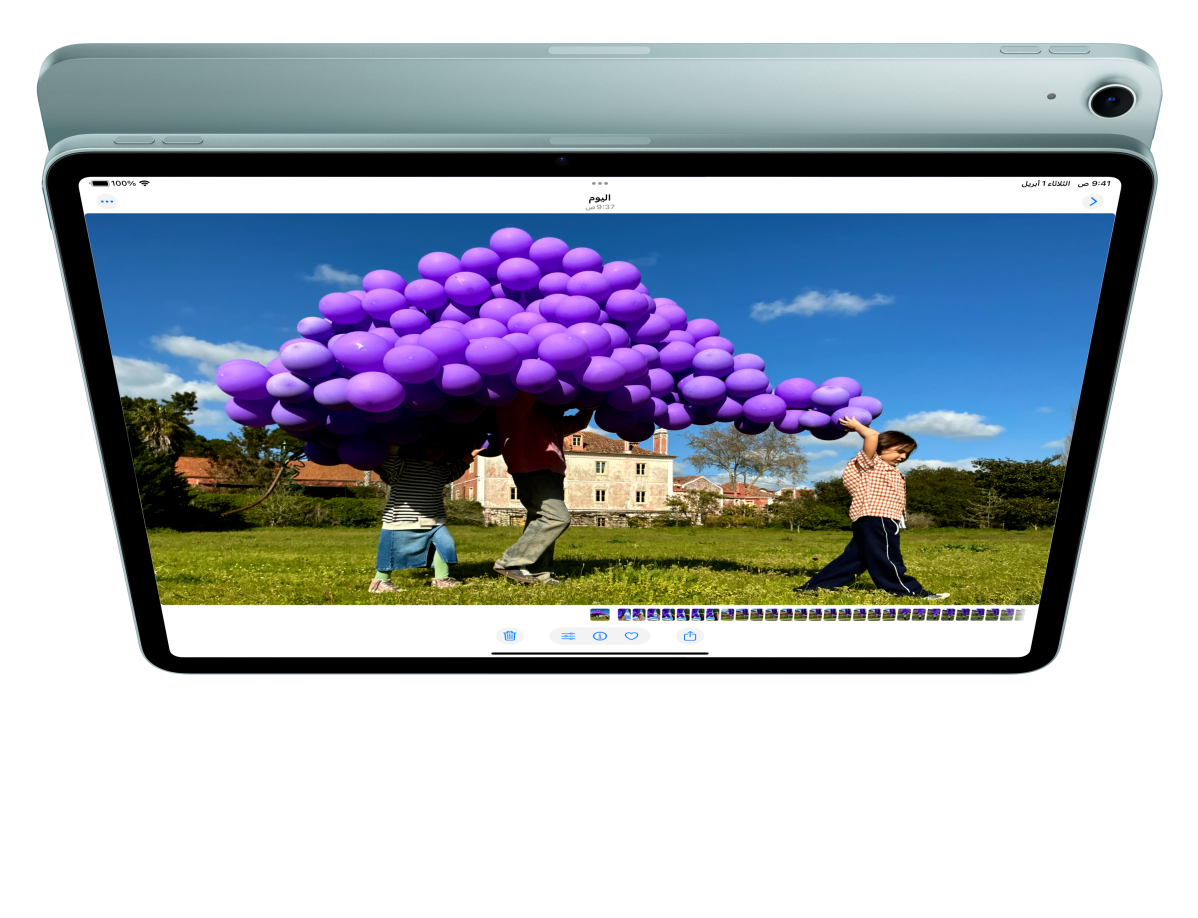 جهاز iPad Air، الجزء الأمامي الخارجي، مستخدم يُجري مكالمة فيس تايم وينظر إلى Keynote أمام جهاز iPad Air آخر، الجزء الخلفي الخارجي