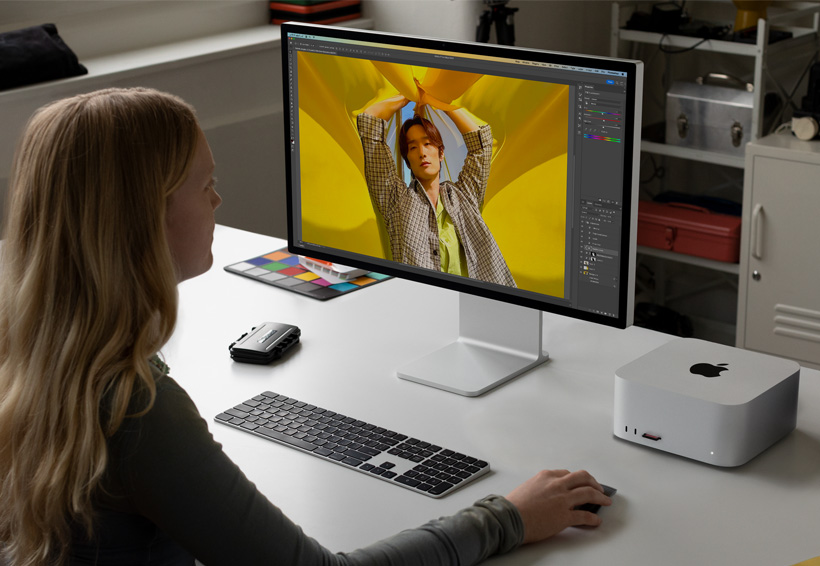 صورة لمصوّر يعمل على Mac Studio وشاشة Studio Display