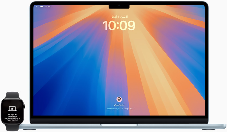 صورة أمامية لجهاز MacBook Pro يُفتح قفله باستخدام ساعة Apple Watch‏.