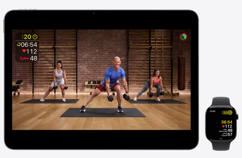 iPad 13 Pro يعرض تمريناً من +Apple Fitness بجانب Apple Watch Series 10 أثناء تتبعها التمرين نفسه على +Apple Fitness.