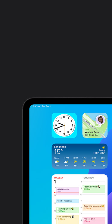 iPad Pro 螢幕上展示旁白功能，畫面中有個天氣 app 的小工具，音訊輸出的內容為「天氣，聖地牙哥，15°」