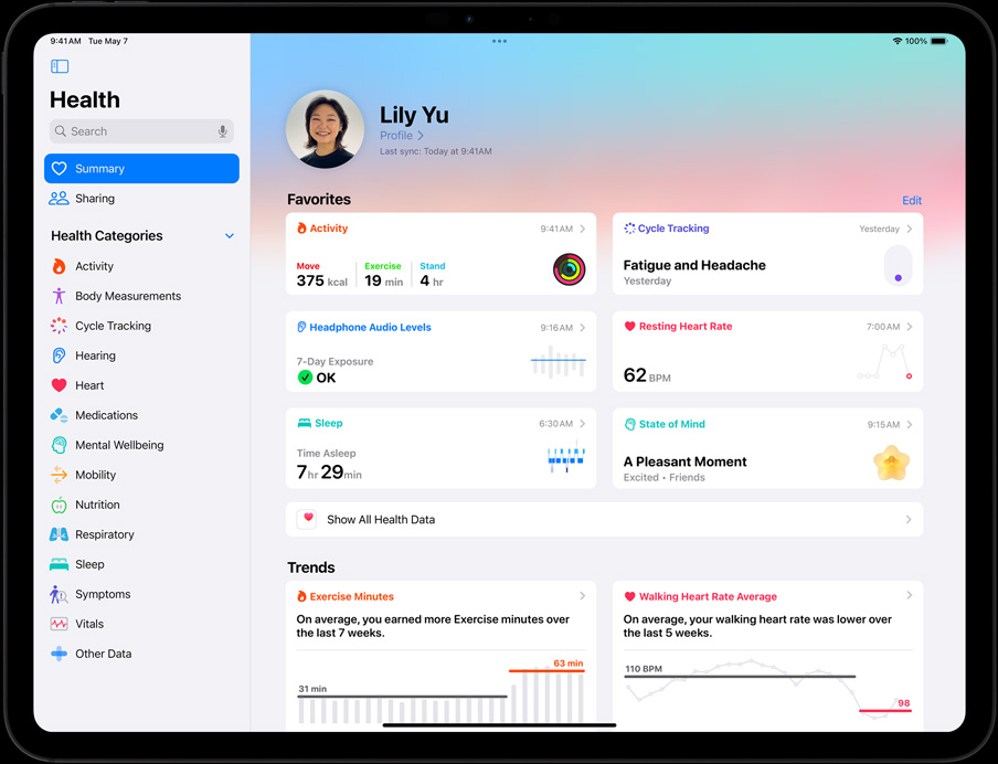橫向放置的 iPad Pro，螢幕顯示用户的健康 app 摘要。