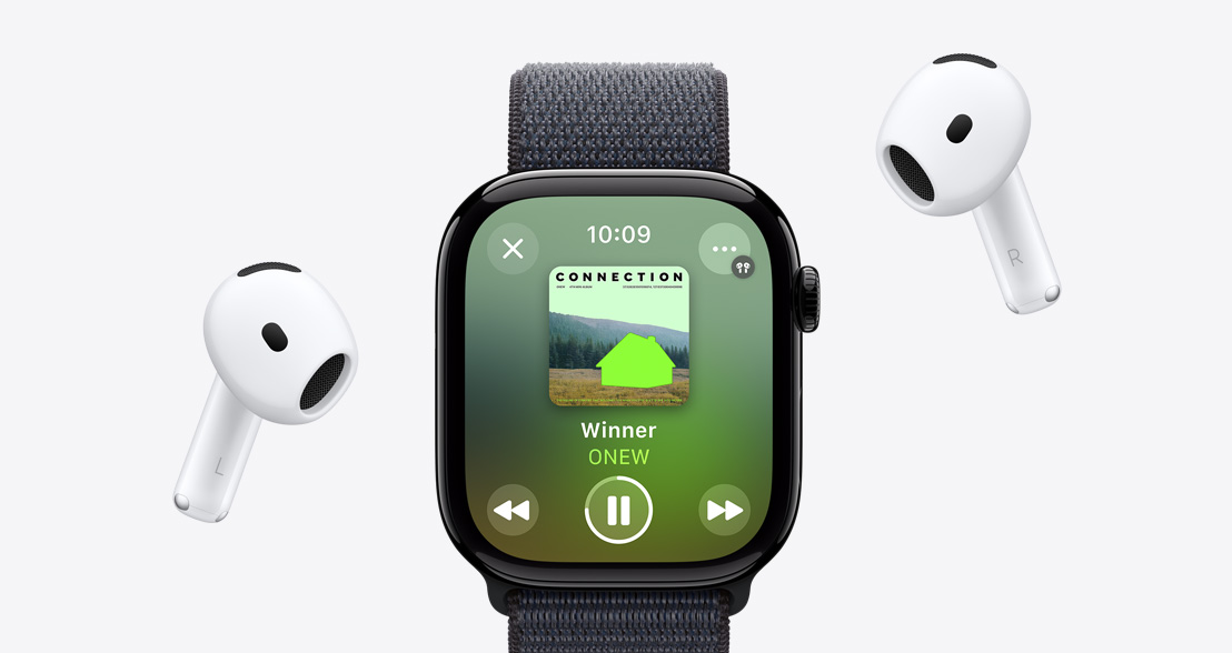 AirPods 4 圍繞著 Apple Watch Series 10，正在播放 Apple Music 的播放清單。