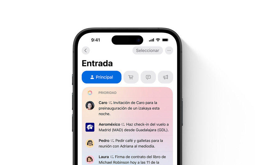 Bandeja de entrada en la app Mail de un iPhone con los mensajes más importantes arriba y resaltados con un color diferente