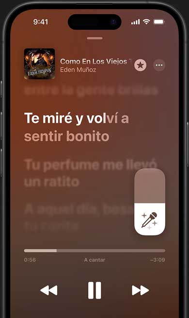 Se muestra el modo Apple Music Sing en un iPhone que está reproduciendo Como En Los Viejos Tiempos de Eden Muñoz