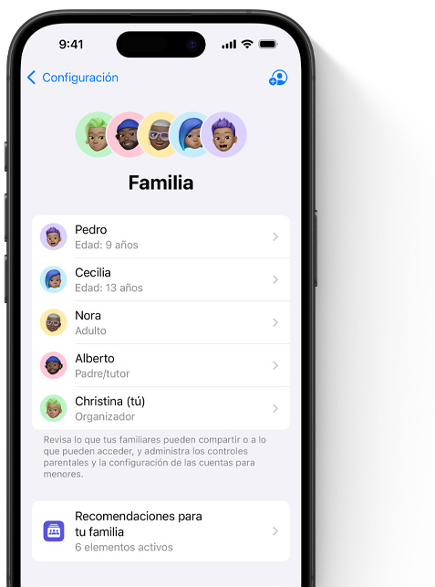 Pantalla de un iPhone que muestra la página de Familia en Configuración, con Memojis que representan a cada miembro de la familia, cada cual en su propio círculo de color, agrupados en la parte superior, esos mismos Memojis aparecen debajo en forma de lista para mostrar a los integrantes del grupo de Compartir en Familia