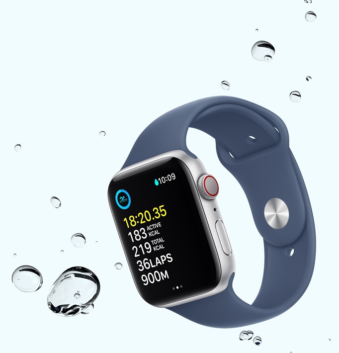 Apple Watch SE wyświetlający trening pływacki, obok urządzenia widać krople wody