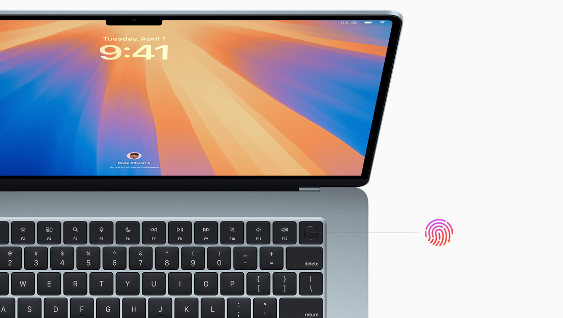 Otwarty MacBook Pro w kolorze gwiezdnej czerni ze wskazanym położeniem przycisku Touch ID.