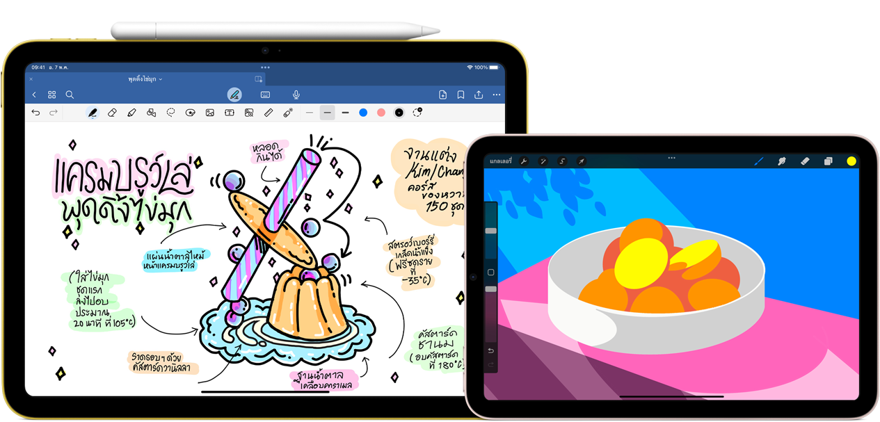 ทางซ้ายคือ iPad รุ่นที่ 10 ที่วางในแนวนอน แสดงภาพกราฟิกพร้อมโน้ตและภาพวาด โดยมี Apple Pencil USB-C ยึดติดอยู่ด้านบน ทางด้านขวาคือ iPad mini ที่วางในแนวนอน แสดงภาพวาดประกอบสีสันสดใสที่สร้างโดย ProCreate