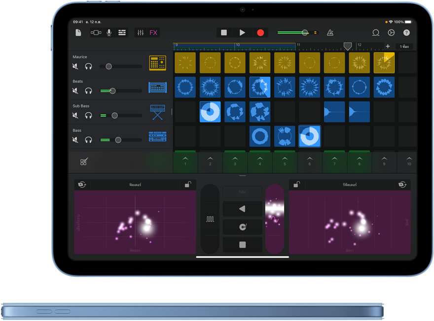 Garage Band บน iPad และมุมมองด้านข้างของ iPad สีฟ้าที่มาพร้อมปก Smart Folio ในสีเดียวกัน