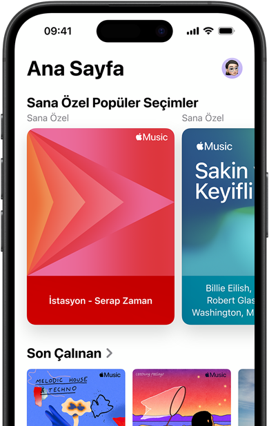 iPhone ekranında Apple Music Ana Sayfa sekmesi, Sana Özel Popüler Seçimler dönen reklamı ile Jenny Court’un kişiselleştirilmiş istasyonları ve çalma listeleri gösteriliyor