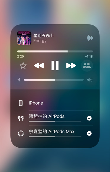 螢幕截圖顯示兩副不同的 AirPods 播放同一首 Apple Music 上的歌。
