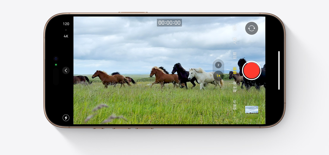 iPhone 16 Pro 上的相機 app，展示以 4K 120 fps 杜比視界拍攝的奔騰馬群靜態畫面。